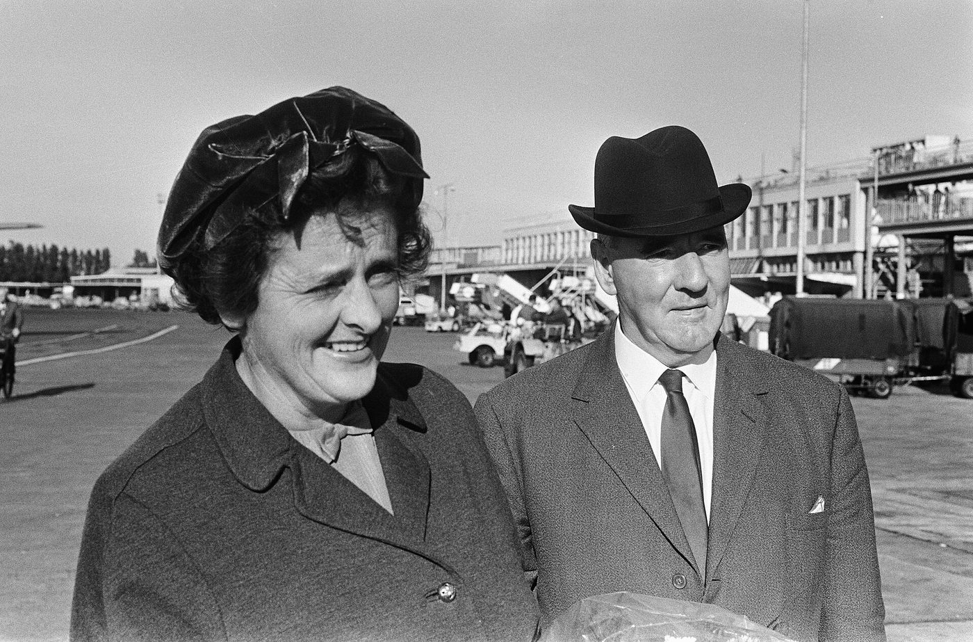 Cyril Northcote Parkinson y su esposa a su llegada a un aeropuerto en 1961