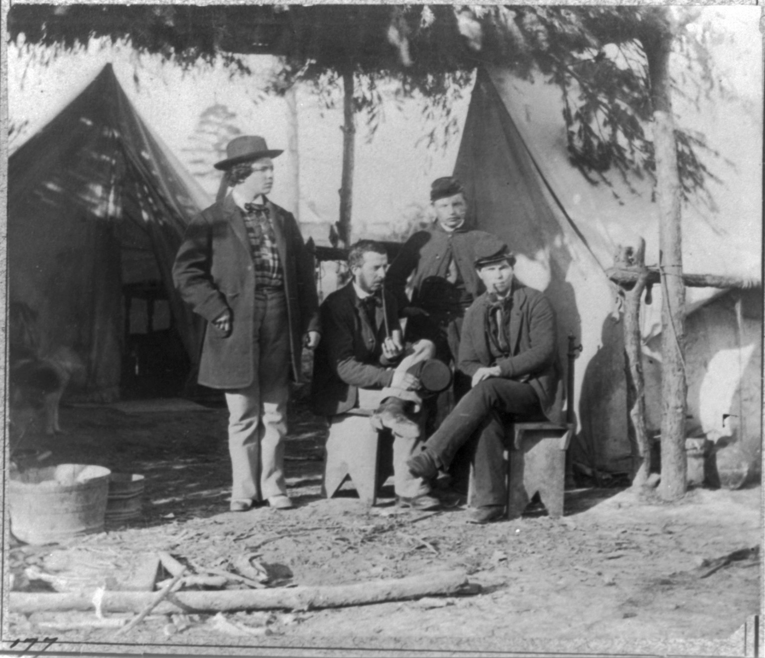 Fotografía de 1863 de los escribientes de la oficina del ayudante general del Ejército del Potomac, sentados a sus mesas