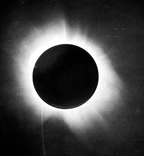 Placa fotográfica del eclipse solar de 1919 con marcas sobre las estrellas próximas al disco solar