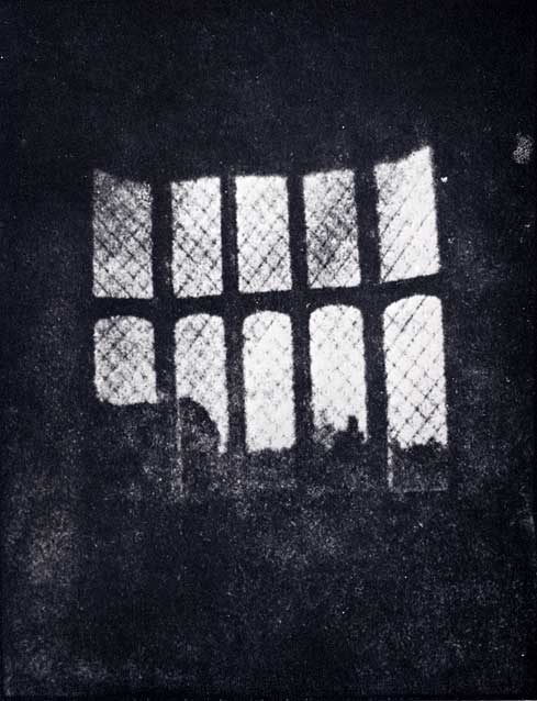 Pequeño negativo de papel de 1835 en el que se ve una ventana emplomada de arco apuntado con sus cristales claros sobre fondo oscuro