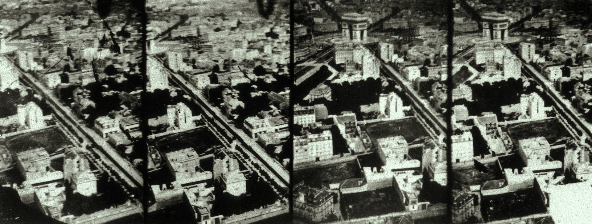 Tira de cuatro encuadres casi idénticos de una vista aérea de París con el Arco de Triunfo y las avenidas radiales, tomada desde un globo en 1868