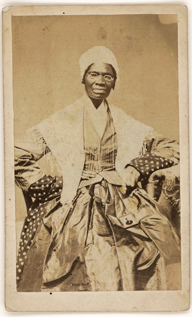 Carte de visite de hacia 1866 en la que Sojourner Truth aparece sentada con cofia, gafas, chal y una labor de punto sobre el regazo