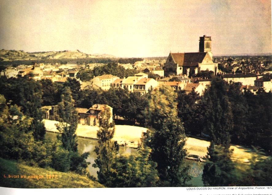 Vista panorámica en tonos verdes y ocres de la ciudad de Agen con el río y una torre al fondo