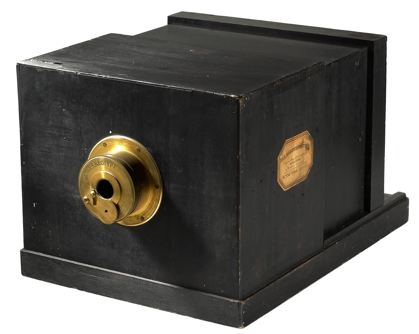 Cámara de daguerrotipo de 1839: caja de madera oscura con objetivo de latón y placa identificativa