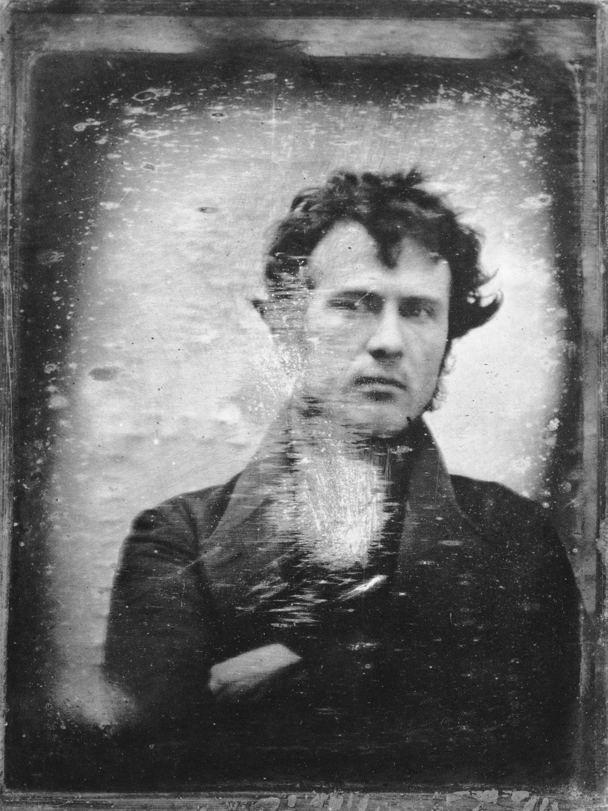 Daguerrotipo de 1839 en el que un hombre joven de pelo revuelto y chaqueta oscura mira a cámara con expresión tensa