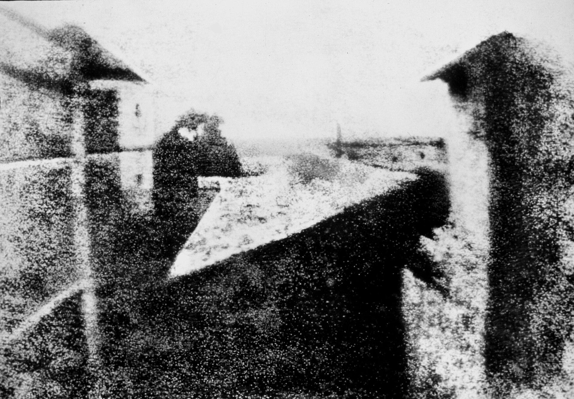 Imagen borrosa y granulada de tejados y edificios vistos desde una ventana, la heliografía de Niépce de hacia 1826