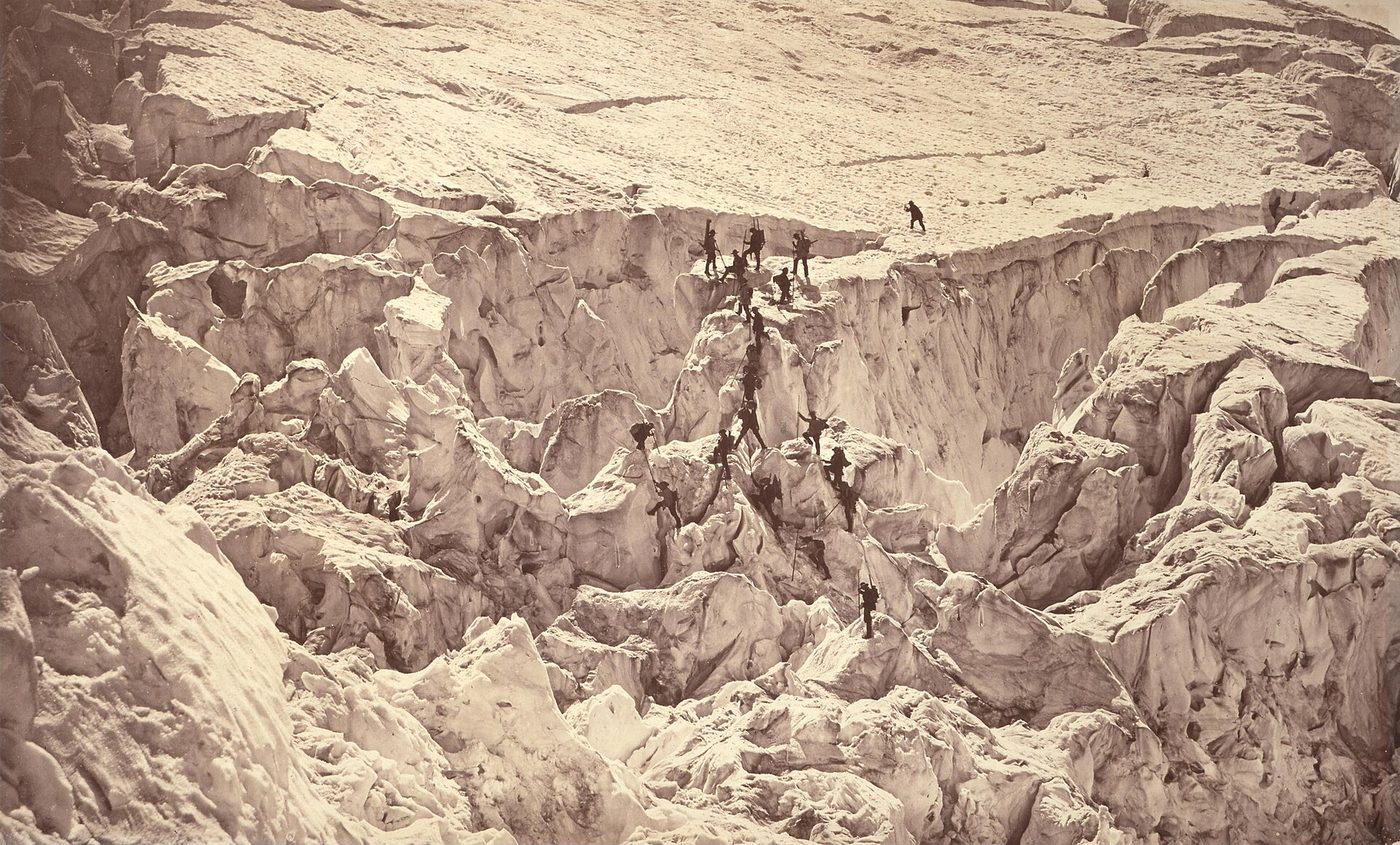 Fotografía de 1861 de una cordada de alpinistas cruzando un caos de seracs y grietas en un glaciar del Mont Blanc