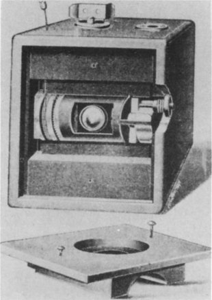 Grabado técnico del interior de la primera cámara Kodak, con el objetivo, el obturador y el compartimento del rollo