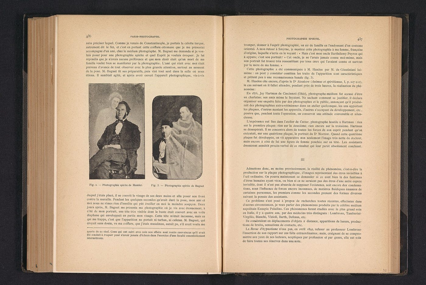 Libro antiguo abierto por dos páginas de texto con dos pequeñas fotografías de hombres sentados y figuras fantasmales a su lado