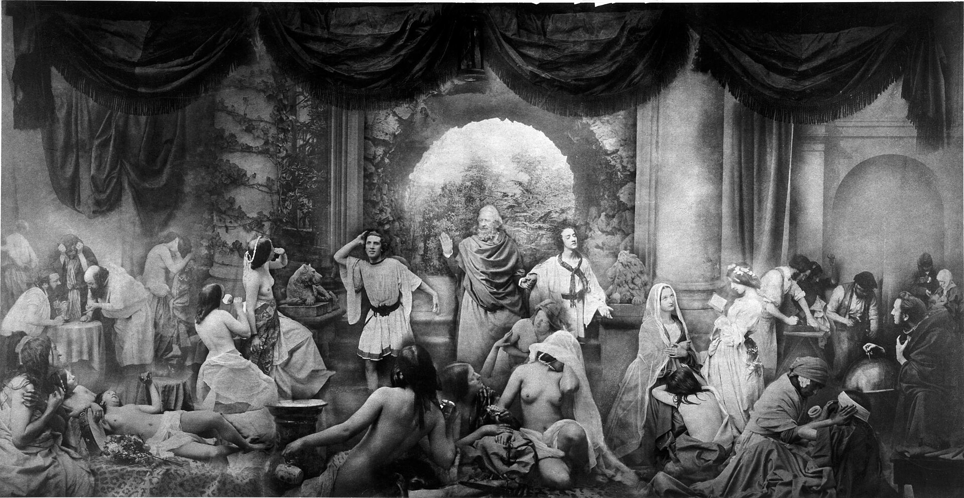 Gran fotografía alegórica de 1857 con dos grupos de figuras clásicas a ambos lados de un anciano, bajo cortinajes y columnas