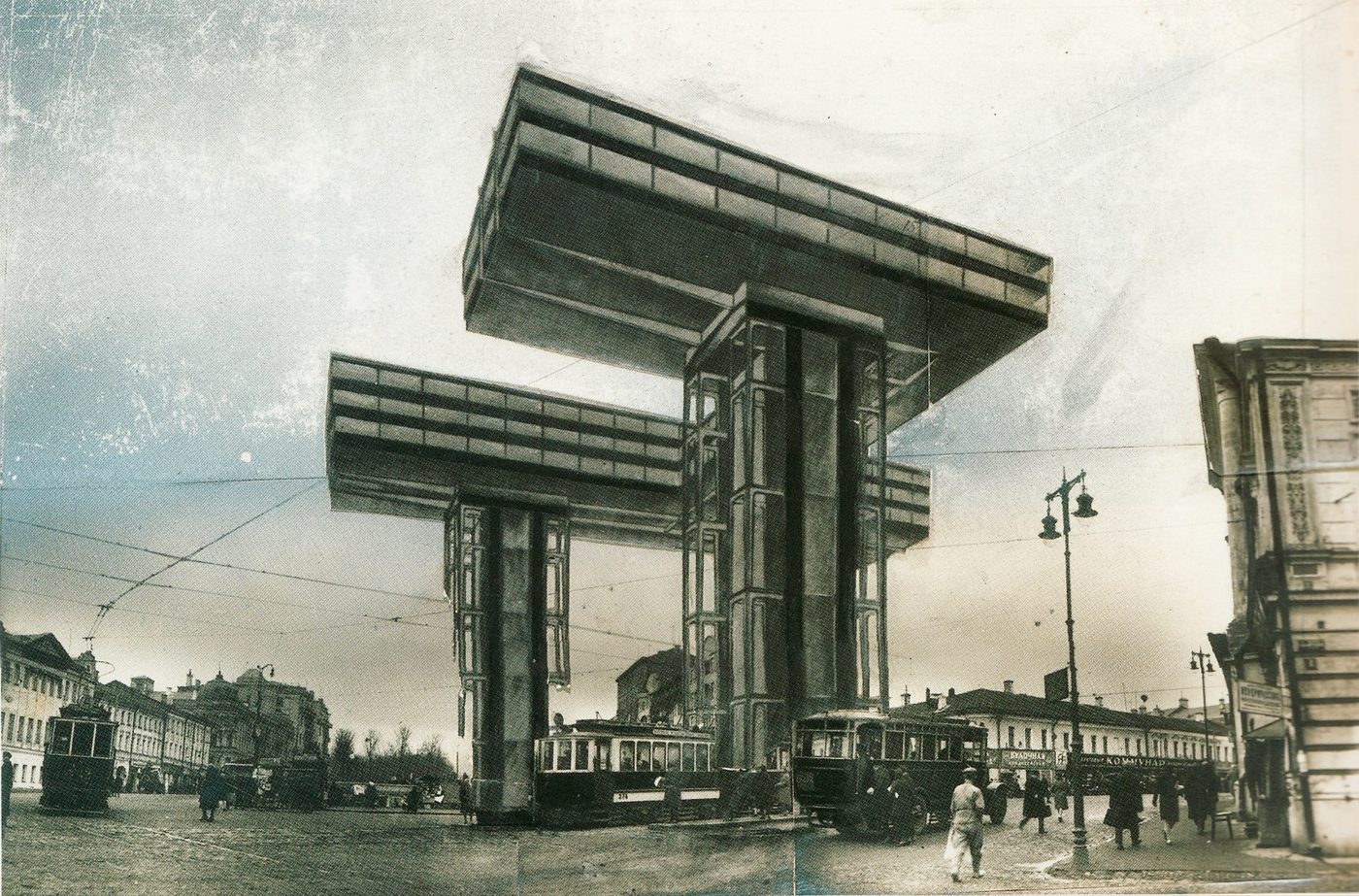 Fotomontaje de una plaza de Moscú sobre la que se ha insertado un edificio horizontal suspendido sobre tres pilares