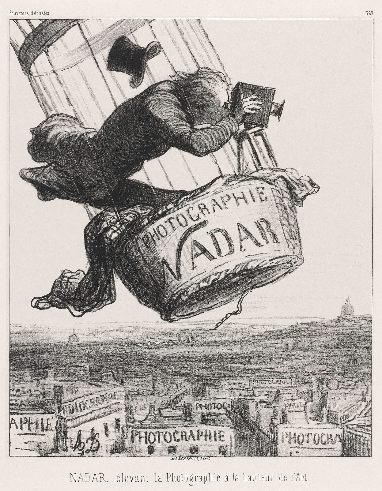 Litografía de un hombre con sombrero de copa que se asoma desde la barquilla de un globo con una cámara, mientras debajo se ve París lleno de rótulos que dicen Photographie