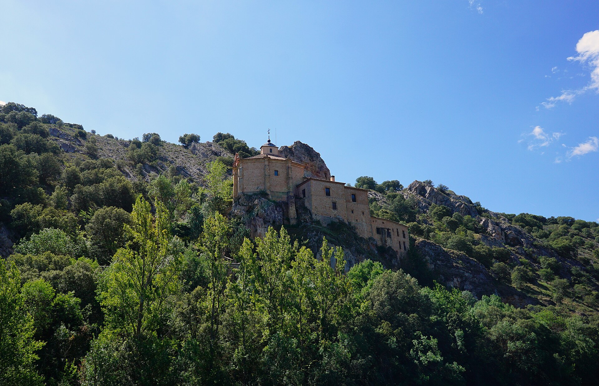 Ermita de San Saturio junto al río Duero en Soria, entre roca y chopos