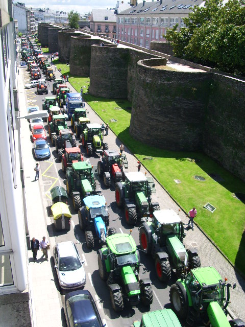 Tractores con banderas durante la tractorada de Lugo