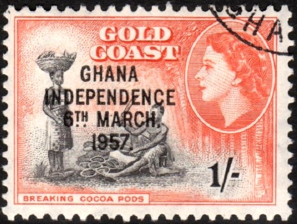 Sello naranja y negro de la Costa de Oro con dos personas abriendo mazorcas de cacao y el perfil de la reina Isabel II, sobreimpreso en negro con el texto Ghana Independence 6th March 1957