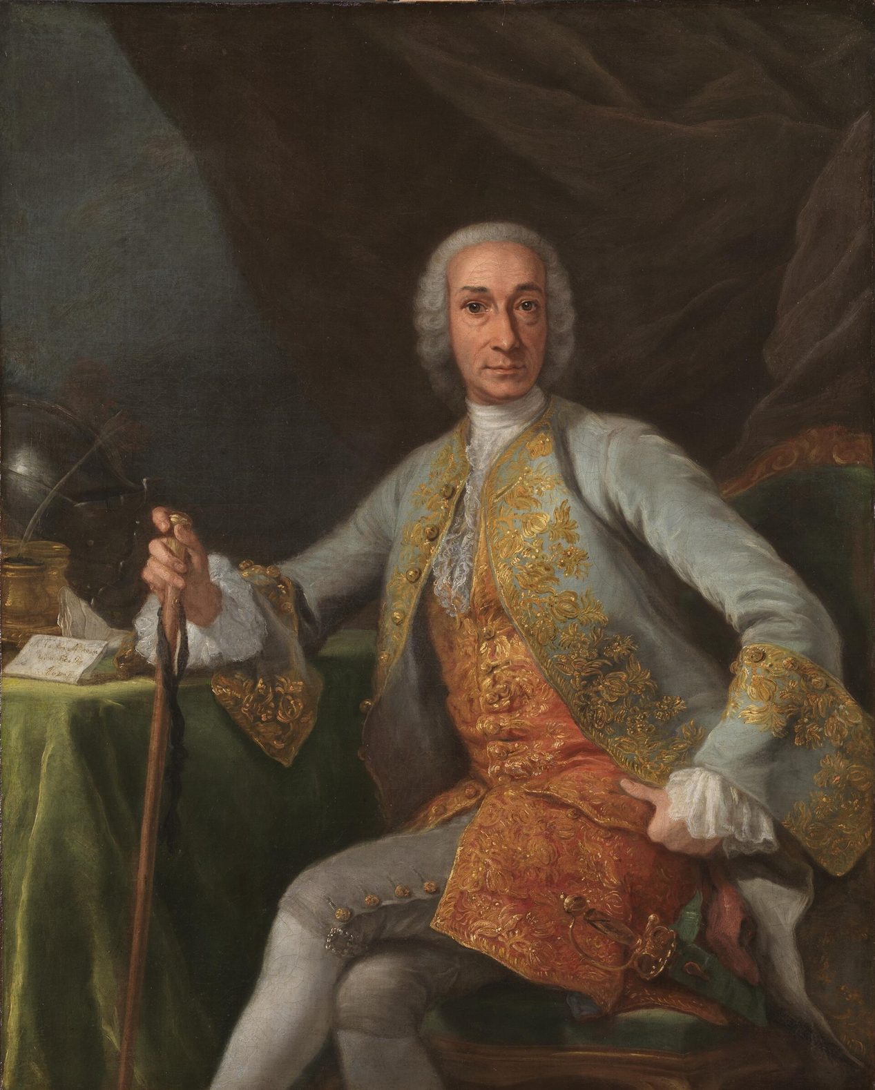Retrato al óleo de un hombre sentado con peluca empolvada, casaca azul claro bordada en oro y un bastón en la mano, junto a una mesa con papeles
