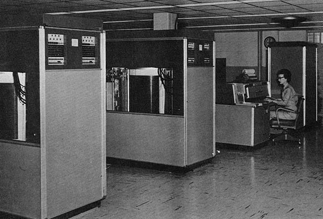 El IBM 305 RAMAC (1956), primer ordenador con disco magnético: acceso directo a cualquier registro, a un precio por lectura que sigue marcando el diseño de las bases de datos.