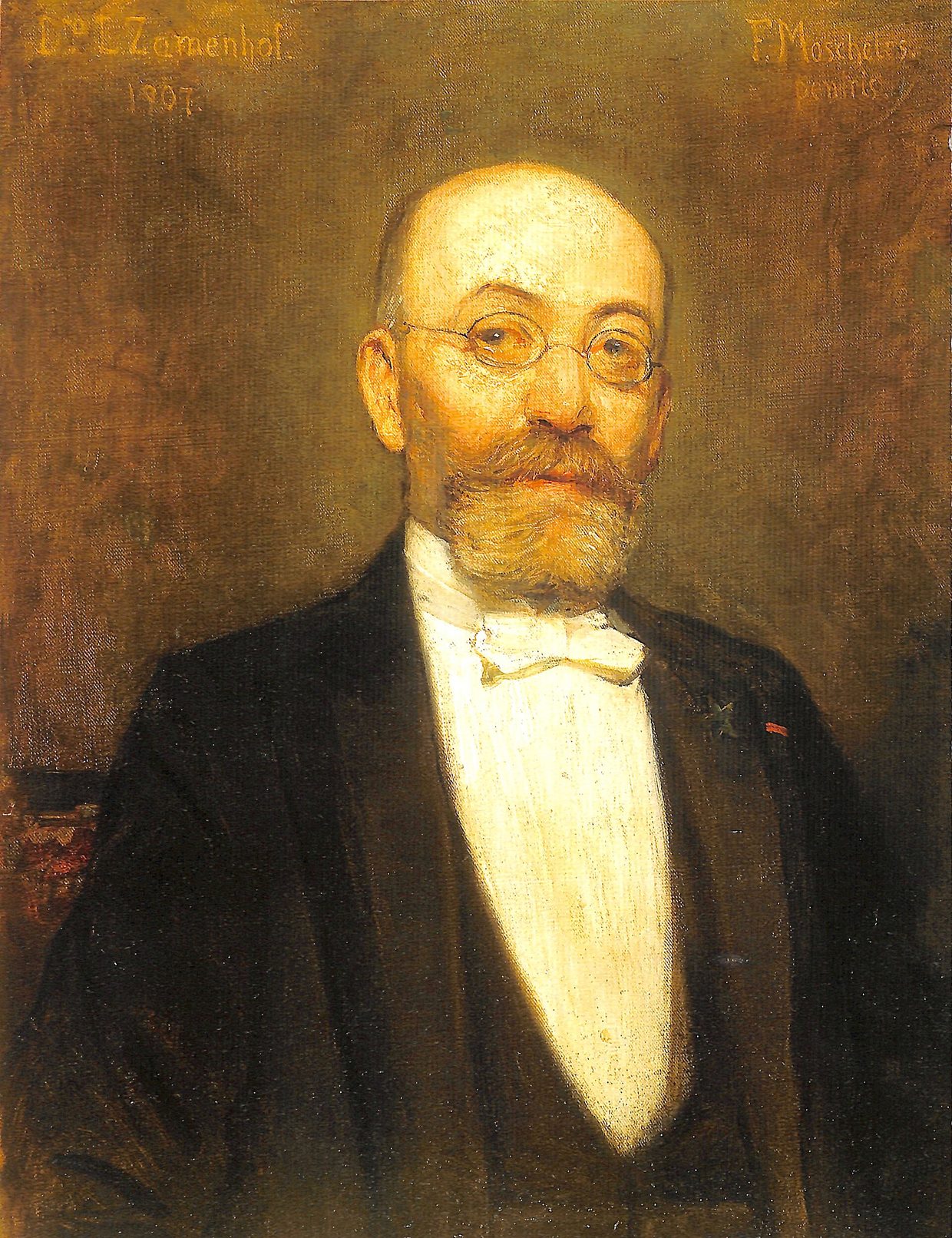 Retrato al óleo de un hombre calvo con barba canosa y gafas, vestido de negro con camisa blanca, sobre un fondo oscuro