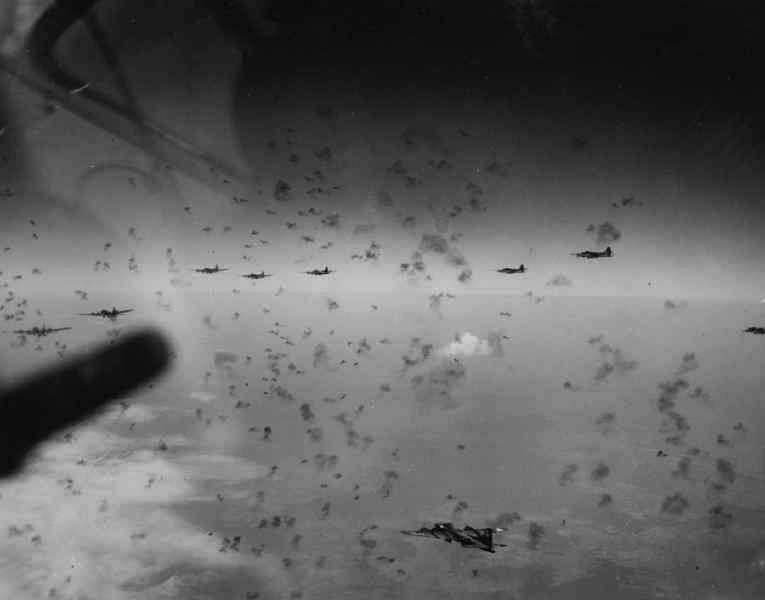 Formación de bombarderos B-17 atravesando una cortina de fuego antiaéreo sobre Alemania
