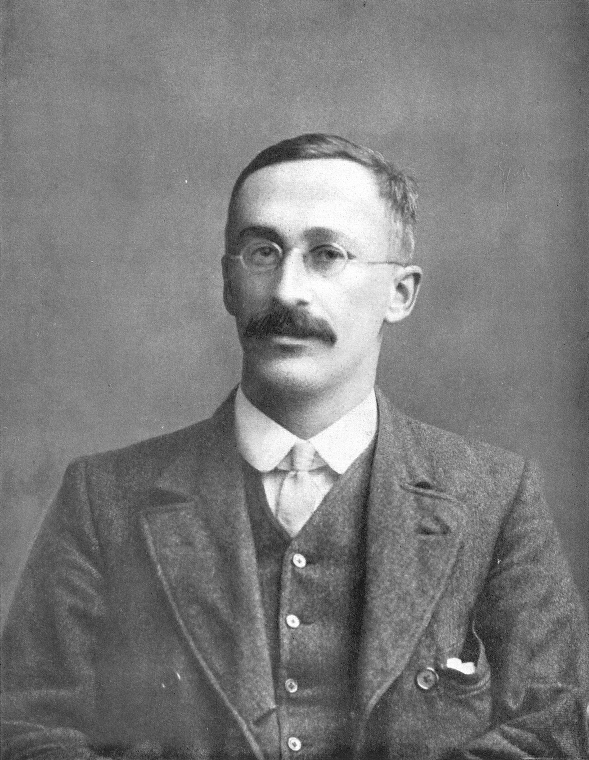 Retrato fotográfico de William Sealy Gosset, con traje oscuro y gafas