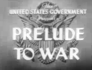 Fotograma en blanco y negro con un escudo con un águila y el rótulo The United States Government presents Prelude to War