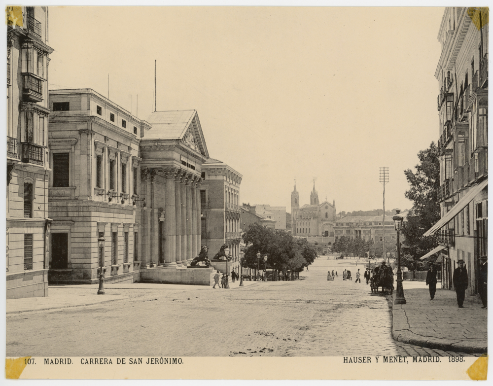Fotografía antigua de la carrera de San Jerónimo de Madrid con el Congreso al fondo