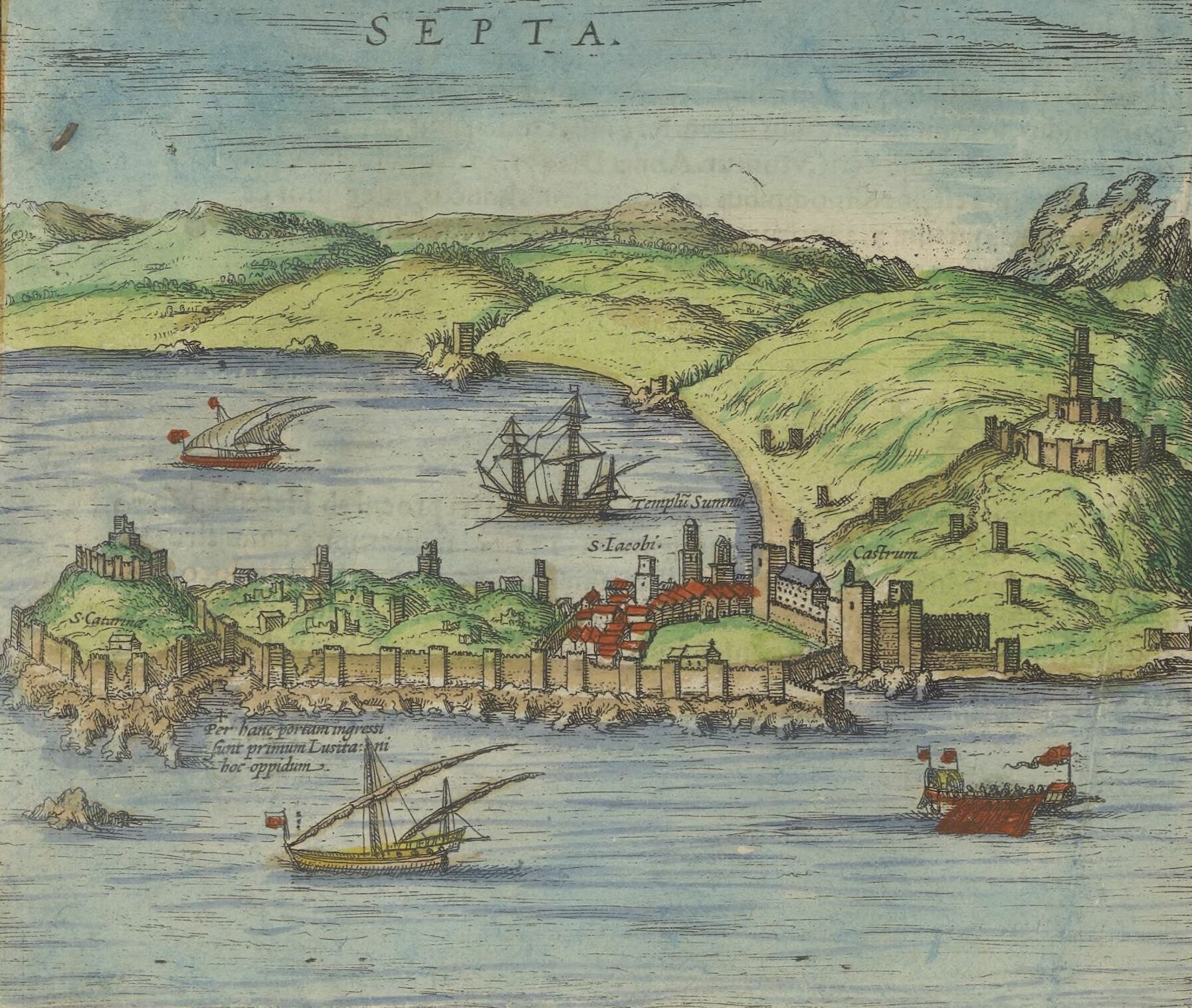 Grabado coloreado del siglo XVI de la ciudad amurallada de Ceuta vista desde el mar, con barcos en primer plano