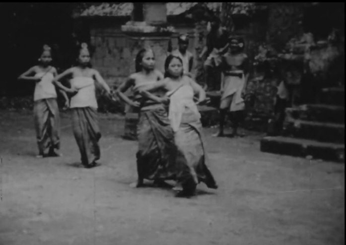 Fotograma en blanco y negro de bailarines balineses en trance durante el ritual del kris, filmado por Bateson y Mead