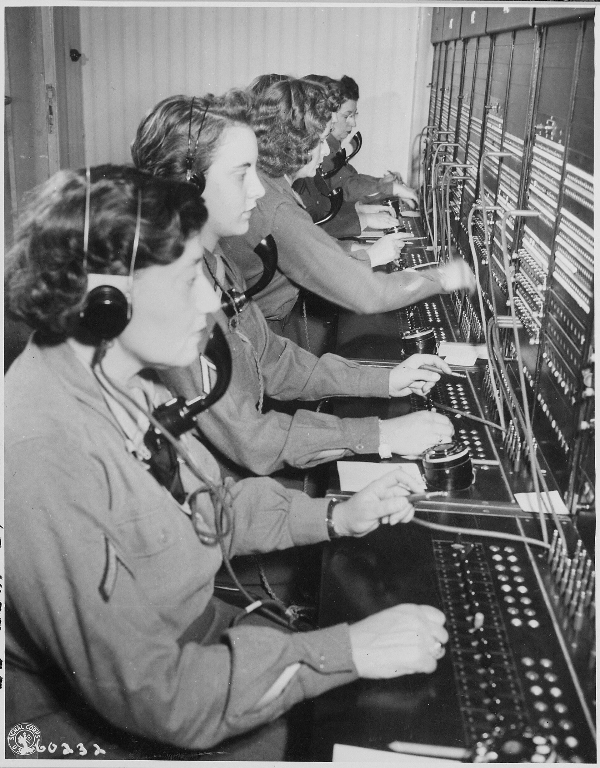 Fotografía en blanco y negro de varias operadoras militares femeninas conectando cables en una gran centralita telefónica durante la Conferencia de Potsdam