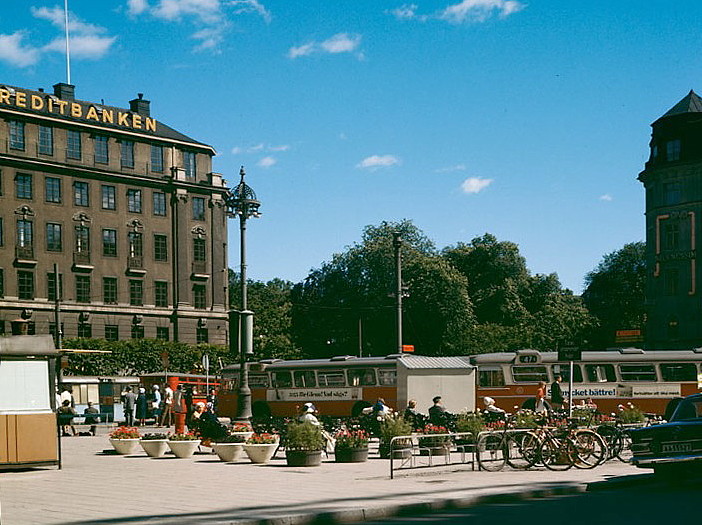 Fachada del edificio del Kreditbanken en la plaza de Norrmalmstorg, Estocolmo, a finales de los años sesenta