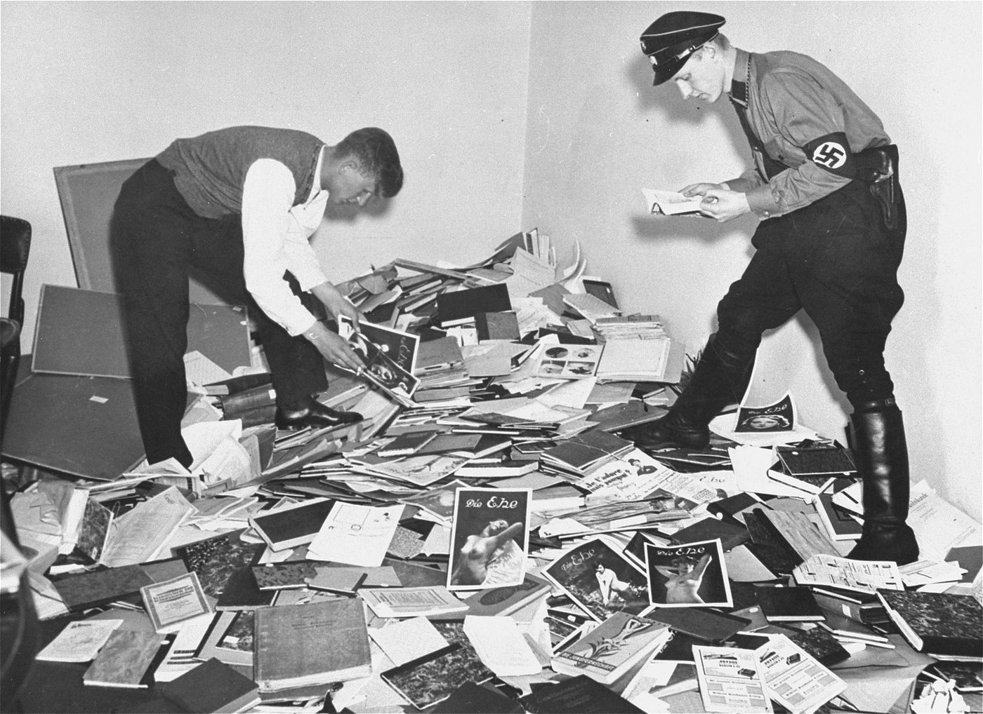 Fotografía de 1933 en la que se vacía la biblioteca del Instituto de Ciencia Sexual de Berlín antes de la quema de libros