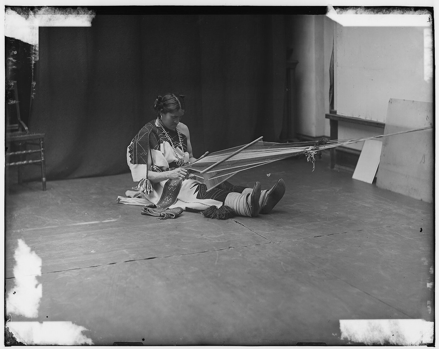 Fotografía de 1886 de We'wha, lhamana zuñi, tejiendo en un telar