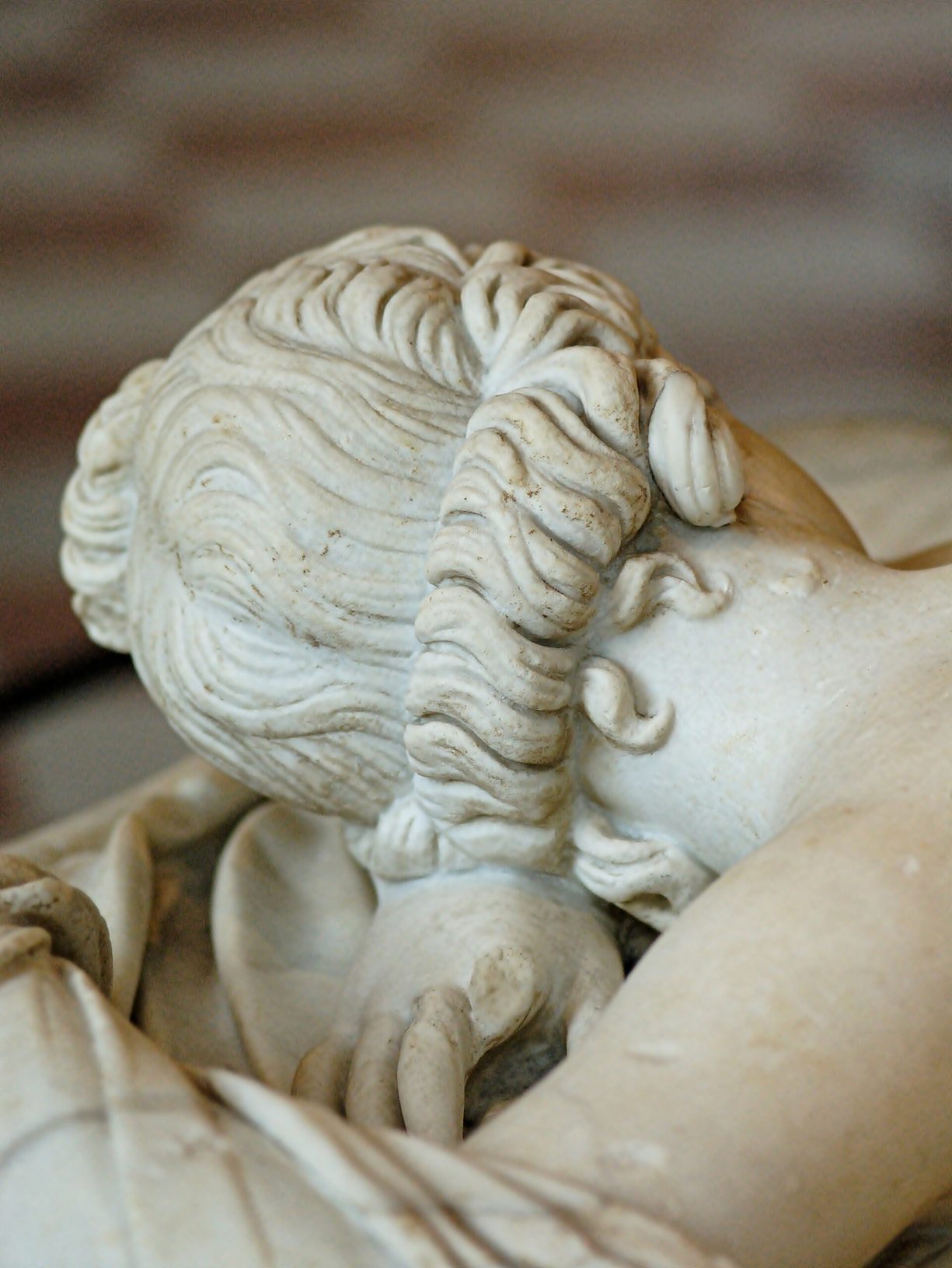 Escultura del Hermafrodito Borghese, figura reclinada de mármol vista de espaldas