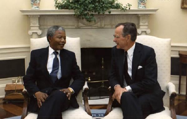 Nelson Mandela y George H. W. Bush conversando en la Casa Blanca en 1990