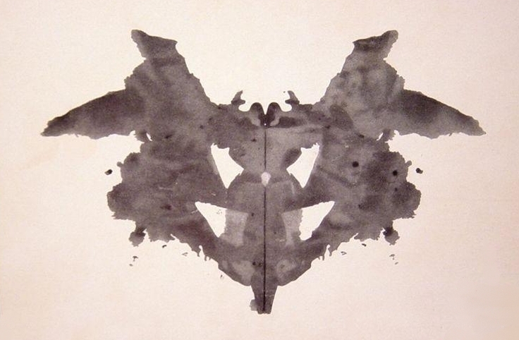 Lámina I del test de Rorschach: mancha de tinta simétrica en tonos de gris y negro