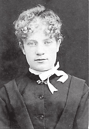 Retrato fotográfico de Blanche Wittmann joven, con un lazo blanco al cuello