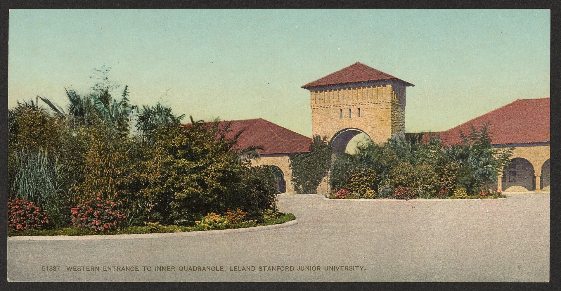 Postal coloreada de hacia 1900 con la entrada oeste del patio cuadrangular de la Universidad de Stanford, con arcos y palmeras