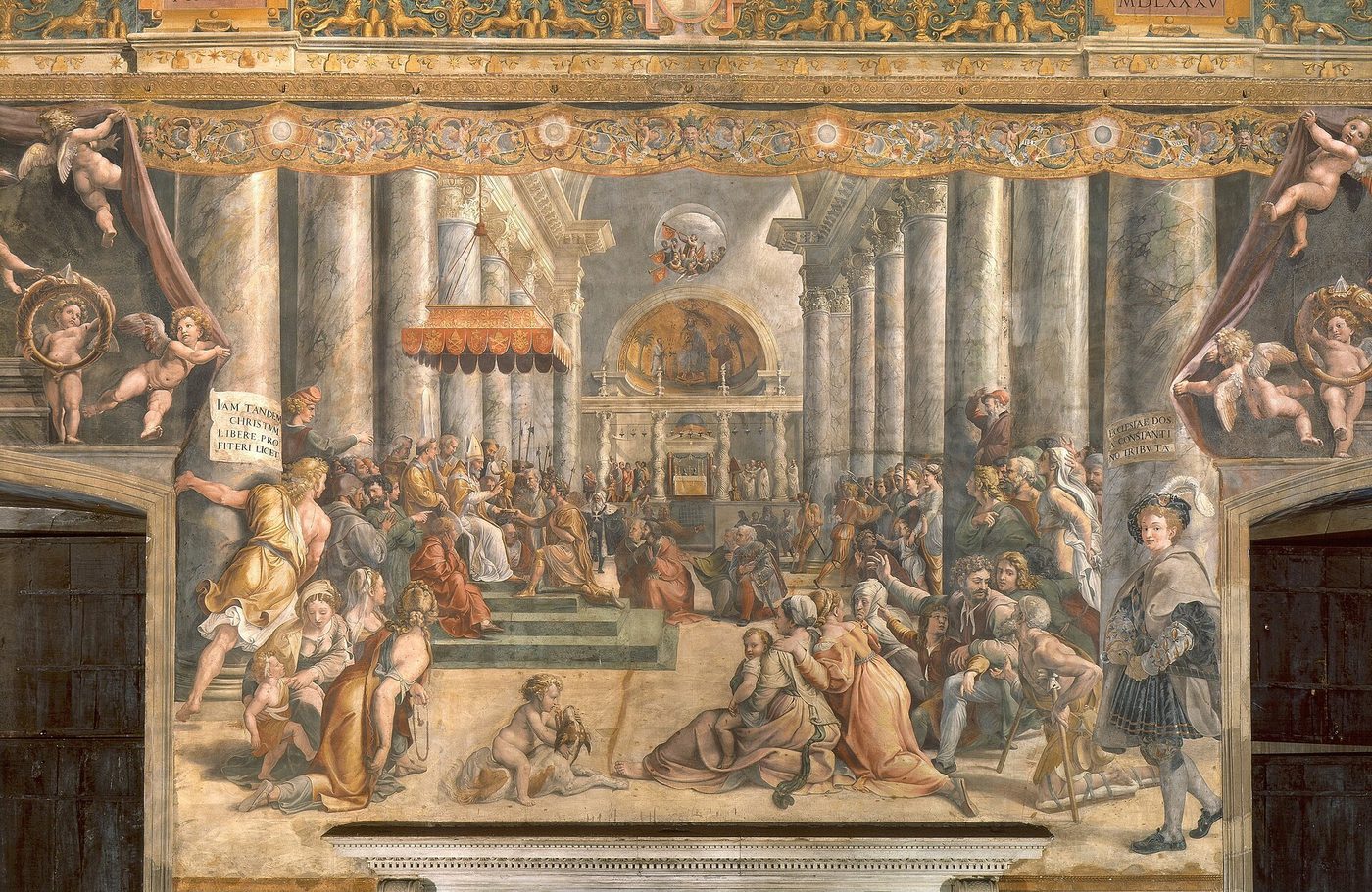 Gran fresco renacentista en una basílica con columnas, en el que un emperador arrodillado entrega una estatuilla dorada a un papa entronizado, rodeado de una multitud