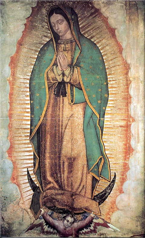 Imagen de una mujer de pie con las manos juntas, manto verde azulado con estrellas y túnica rosada, rodeada de rayos dorados y de pie sobre una luna sostenida por un ángel