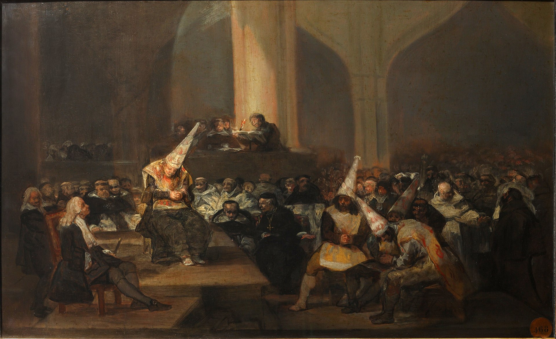 Pintura oscura de una sala abovedada con clérigos y jueces sentados y, en primer plano, varios acusados con capirotes altos y sambenitos, cabizbajos