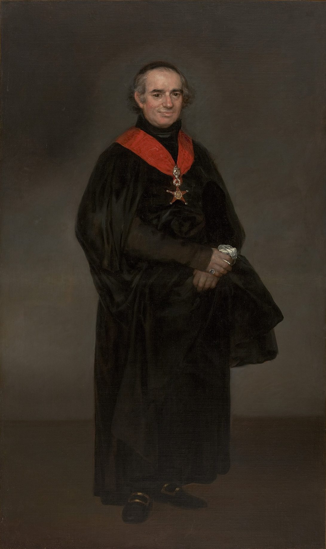 Retrato de cuerpo entero de un clérigo con manto negro y banda roja con una condecoración, sobre fondo oscuro