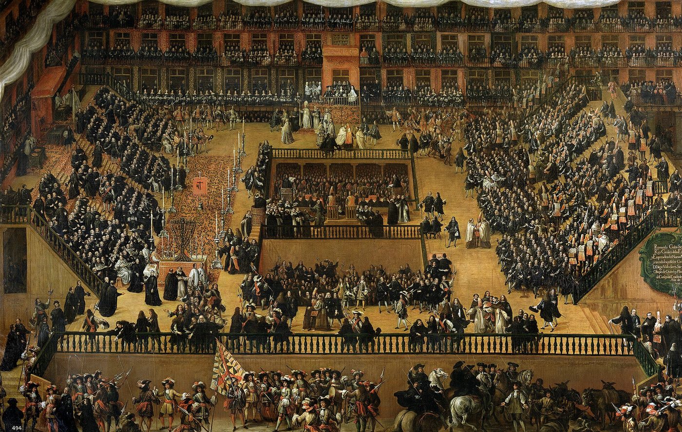 Gran pintura de la Plaza Mayor de Madrid convertida en un teatro con gradas llenas de público, un estrado central con los reos y el palco real a la izquierda