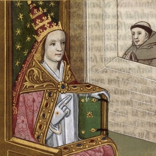 Miniatura medieval de una figura con tiara y capa bordada sentada en un trono, con un libro en la mano y un fraile que asoma por una ventana