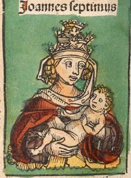 Grabado coloreado de una mujer con tiara papal y manto rojo que sostiene en brazos a un niño, bajo el rótulo Joannes septimus
