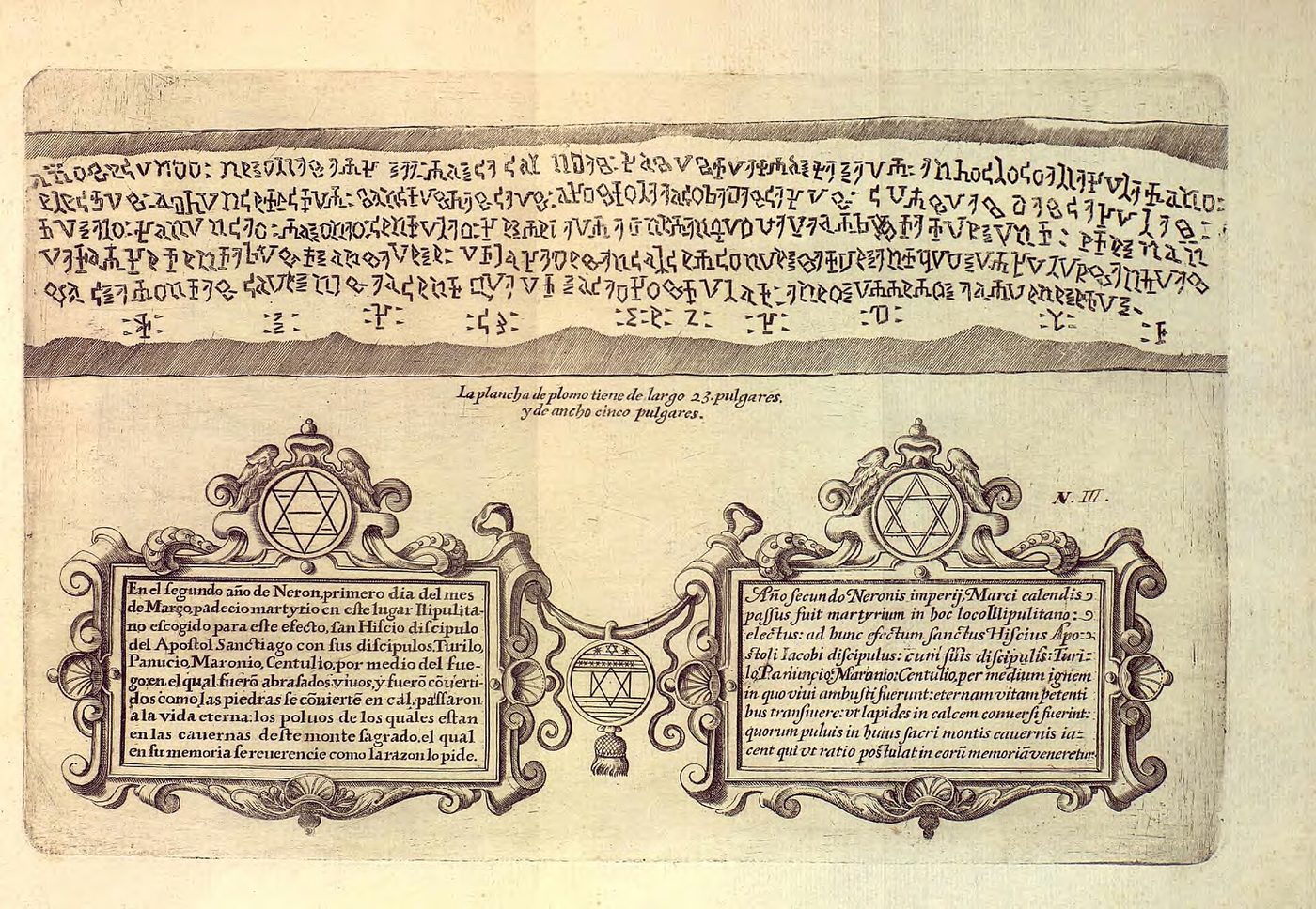 Grabado de una lámina alargada con dos líneas de escritura en caracteres arcaizantes y, debajo, dos cartelas ornamentales con texto en castellano
