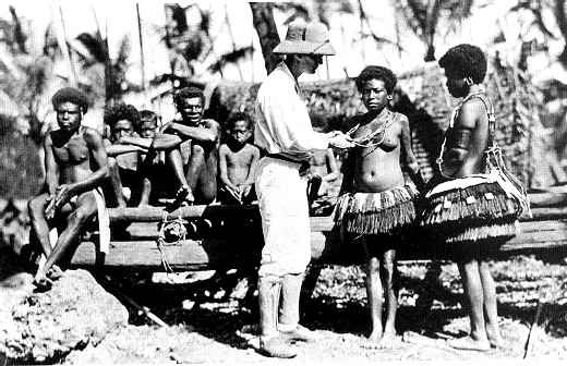 Bronisław Malinowski sentado entre habitantes de las islas Trobriand