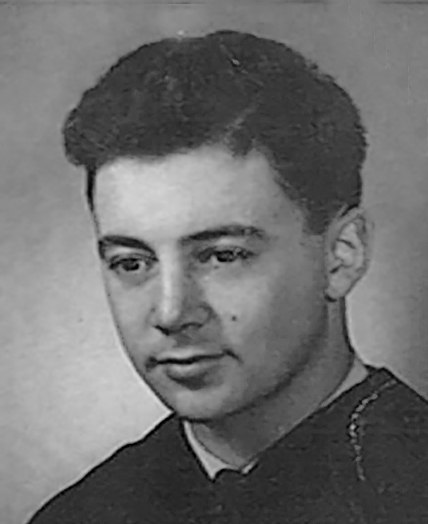 Retrato fotográfico en blanco y negro de un joven de pelo oscuro y rizado, con jersey, mirando ligeramente hacia abajo