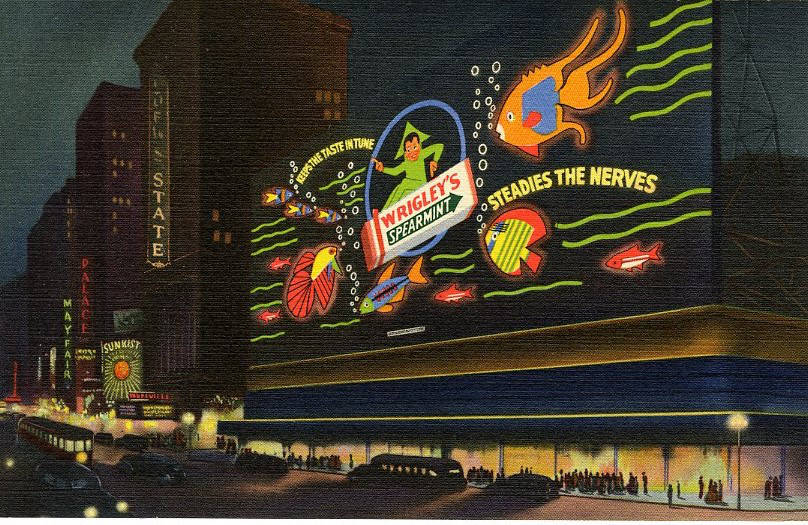Ilustración nocturna de un enorme rótulo publicitario luminoso de chicle en una plaza urbana, con peces animados y luces de colores