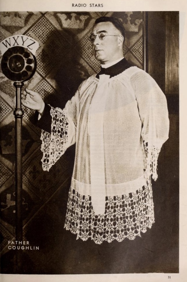 Portada de una revista de radio de 1934 con el retrato de un sacerdote de sobrepelliz ante un gran micrófono de emisora