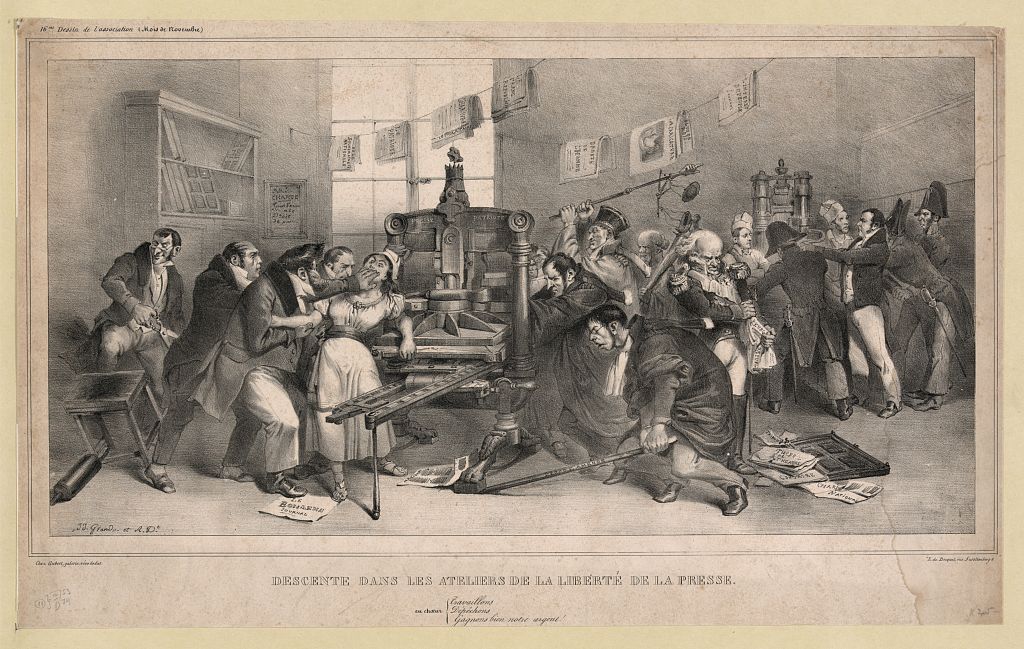 Litografía de 1833 en la que una veintena de hombres irrumpen violentamente en un taller de imprenta y desmontan la prensa entre papeles caídos